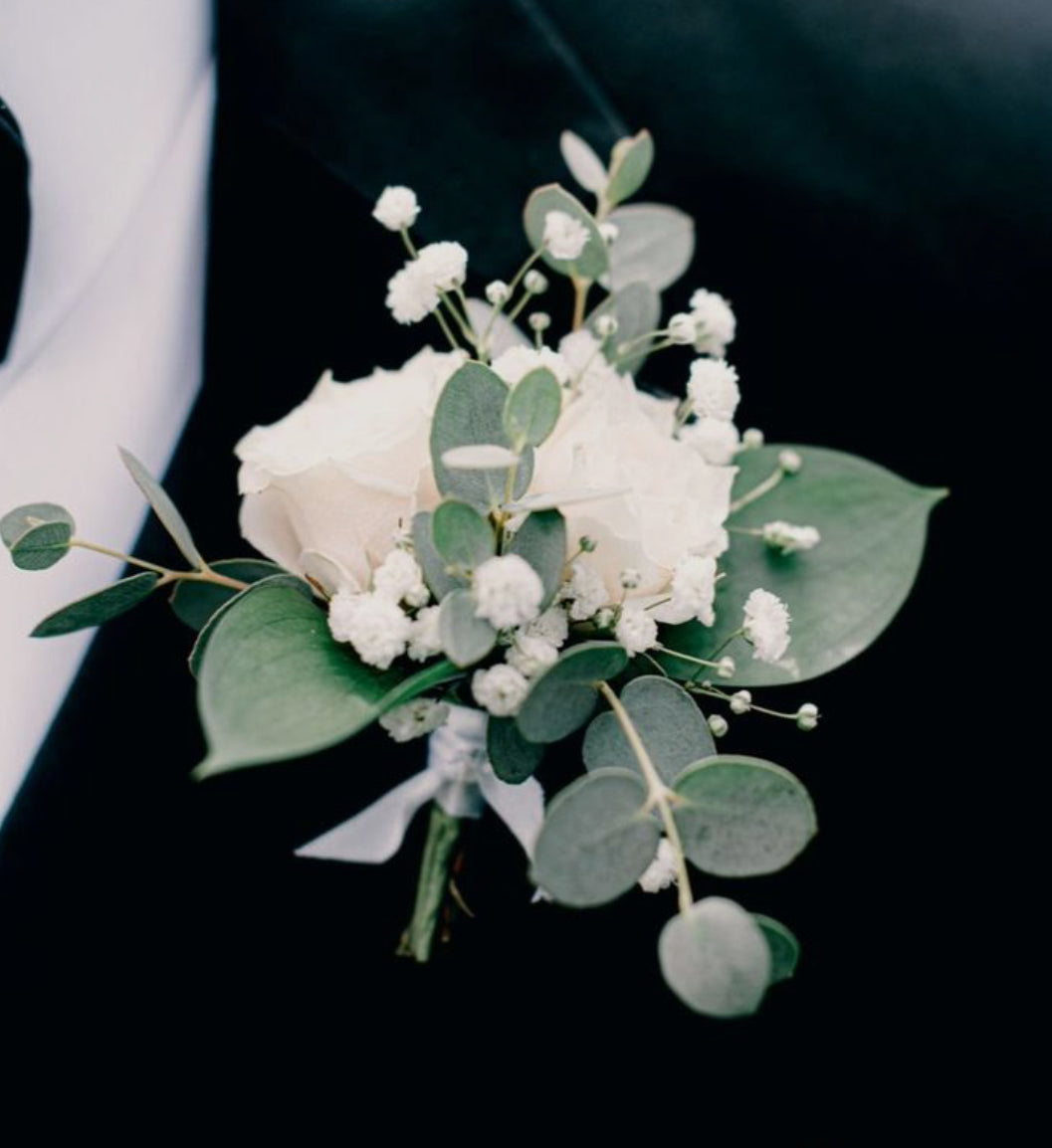 Petite spray roses boutonnière