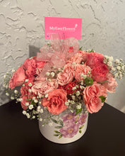 Load image into Gallery viewer, Pink spray roses bouquet October edition 🎀🌸
