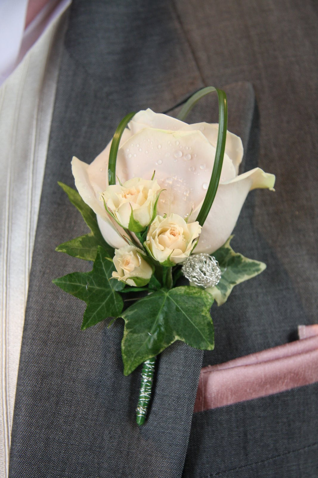 Boutonnier white