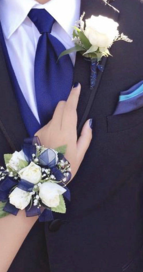Corsage and boutonnire royal blue Corsage and boutonnire royal blue