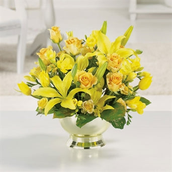 myeasyflowers-Roseae-ROSAS-ROSES_YELLOW-tulips-freesia-basket-flower arrangement-green leaves